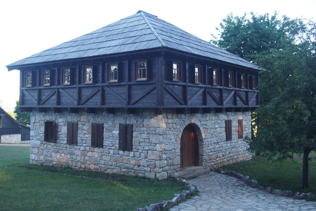 Jedna ze staveb v etno vesničce Čardaklije v obci Vrtoče